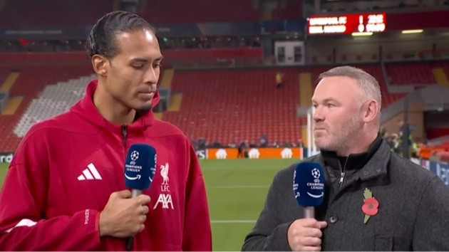 Van Dijk đối mặt trực tiếp với Rooney trên sóng truyền hình.