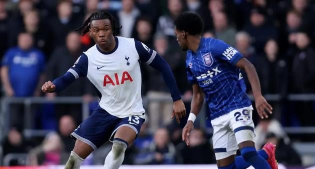 Destiny Udogie bị một người đại diện đe dọa bằng súng.