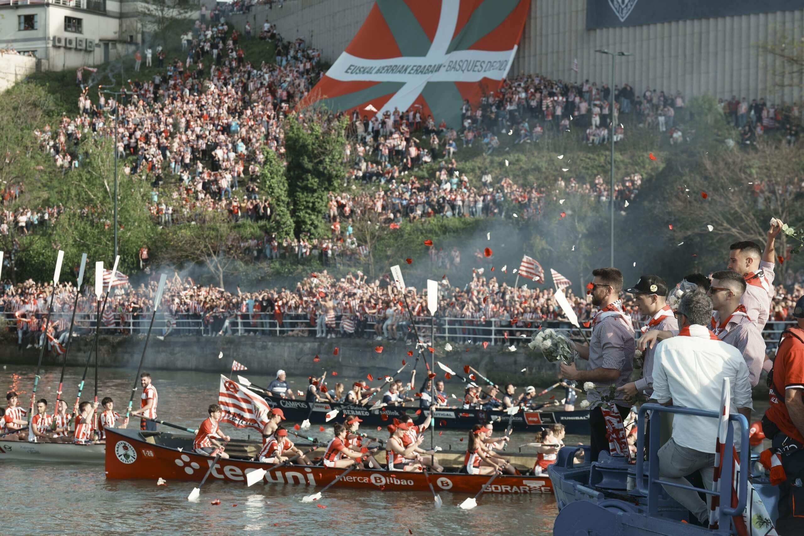 Màn ăn mừng lịch sử của Athletic Club trên sông Nervion sau 40 năm chờ đợi một danh hiệu lớn.