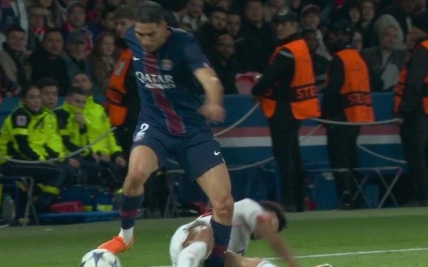 Pha phạm lỗi nguy hiểm của Diaz.