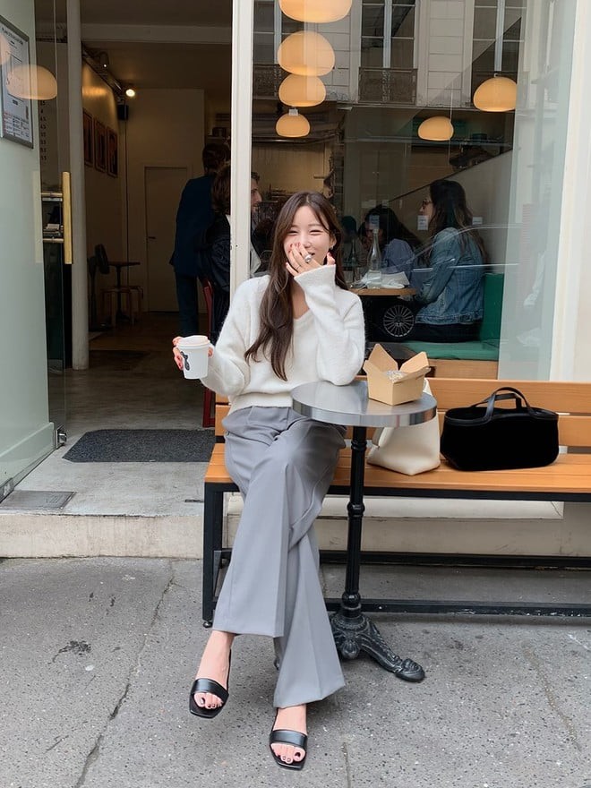 Nếu bạn tìm kiếm một công thức phối đồ vừa ấm áp, vừa sang trọng, thì áo len và quần âu chính là lựa chọn lý tưởng. 