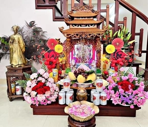 Vị trí tốt nhất để đặt bàn thờ Thần Tài là nơi hợp với mệnh của gia chủ hoặc theo dòng khí đi vào nhà. 