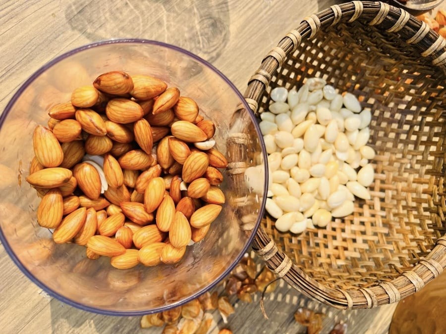 Các loại hạt như hạnh nhân, óc chó, hạt chia hay hạt lanh là nguồn cung cấp axit béo omega-3, vitamin E và protein dồi dào.