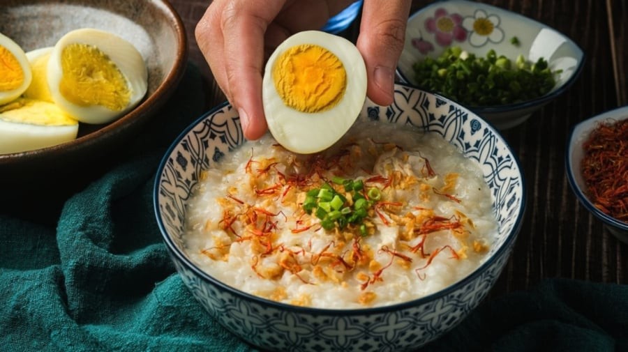 Nếu bạn cảm thấy ngán những món nhiều dầu mỡ, một bát cháo trắng trứng muối là lựa chọn tuyệt vời.