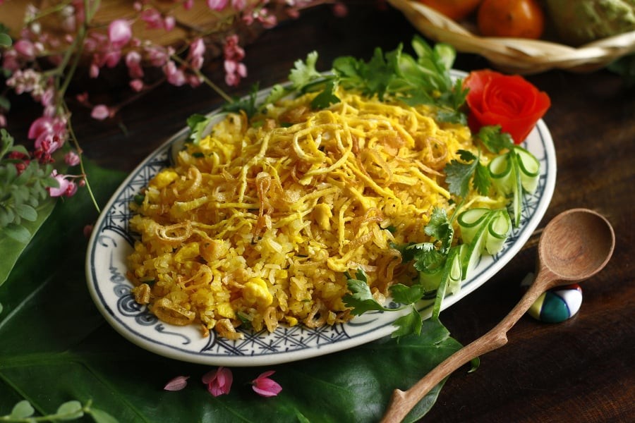 Nhiều người hay bỏ đi cơm nguội còn lại từ tối hôm trước, nhưng thật ra đó là nguyên liệu cực tốt để chế biến món ăn sáng vừa nhanh vừa đủ chất. 