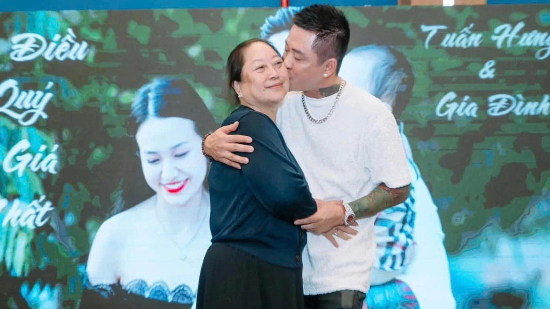 Tuấn Hưng và mẹ