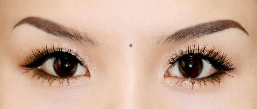 Vị trí giữa trán, còn gọi là “thiên đình”, tượng trưng cho trí tuệ và khả năng lãnh đạo. Ảnh minh họa