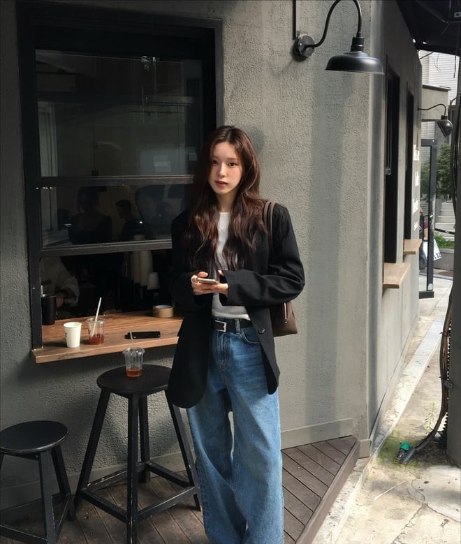 Khi hoàn thiện outfit bằng một đôi giày mũi nhọn hoặc loafer tối màu, bạn sẽ có ngay diện mạo hiện đại và tinh tế.