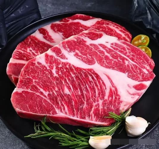 Nhiều người nhầm lẫn và nghĩ phần thăn bò liên quan đến đầu bò, nhưng thực chất đây là phần thịt lấy từ cổ bò. 