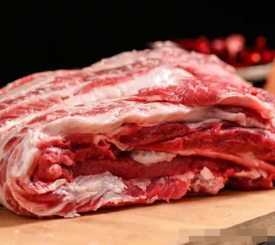  Lấy từ phần bụng gần lồng ngực, dẻ sườn bò là sự kết hợp hoàn hảo giữa nạc, mỡ và gân.