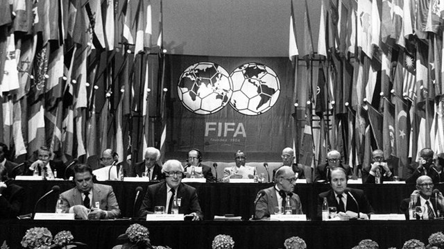 FIFA công nhận luật bóng đá do IFAB quản lý từ năm 1904.