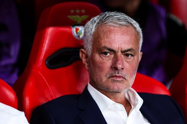Chiếc ghế nóng của Mourinho đang lung lay. 