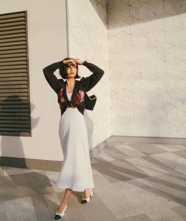 Giày slingback hai tông màu sẽ là điểm nhấn nhỏ nhưng đắt giá, nâng tầm set đồ trở nên yêu kiều và sang trọng hơn bao giờ hết.