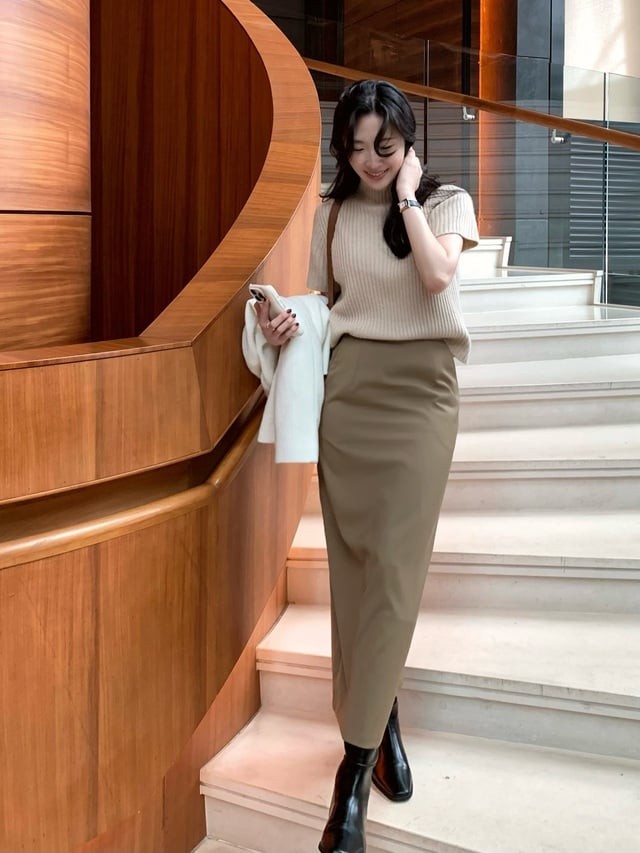 Đôi boots đen cổ thấp là lựa chọn hoàn hảo, vừa giúp giữ ấm, vừa tôn dáng, khiến tổng thể trở nên sang trọng và tinh tế hơn.