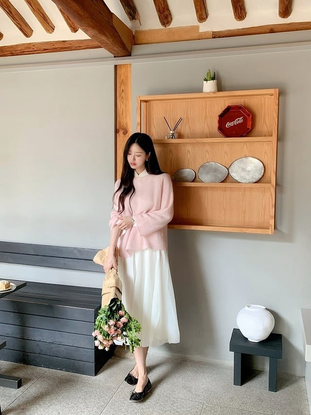  Để bộ trang phục trông hài hòa, nên chọn giày búp bê màu trung tính hoặc be sáng – vừa nhã nhặn vừa tinh tế.