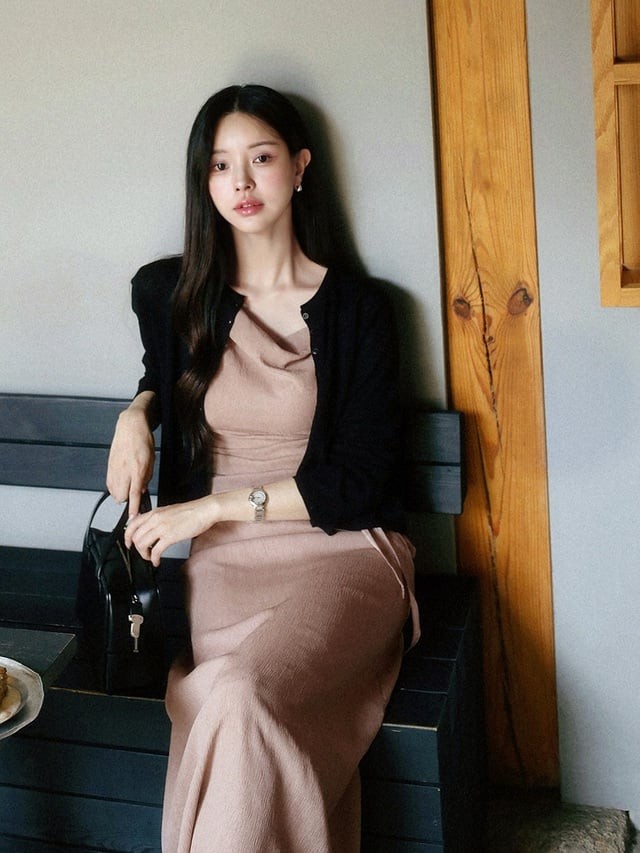 Chiếc váy lụa màu nâu phối với cardigan đen mảnh là lựa chọn hoàn hảo cho những ai yêu phong cách tinh tế