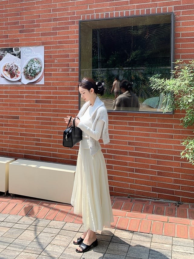 
Những bộ trang phục mang gam trắng chủ đạo luôn đem đến cảm giác tươi sáng, thanh khiết