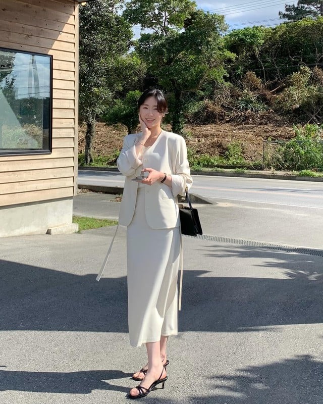 Blazer và chân váy suông là bộ đôi kinh điển cho các quý cô văn phòng