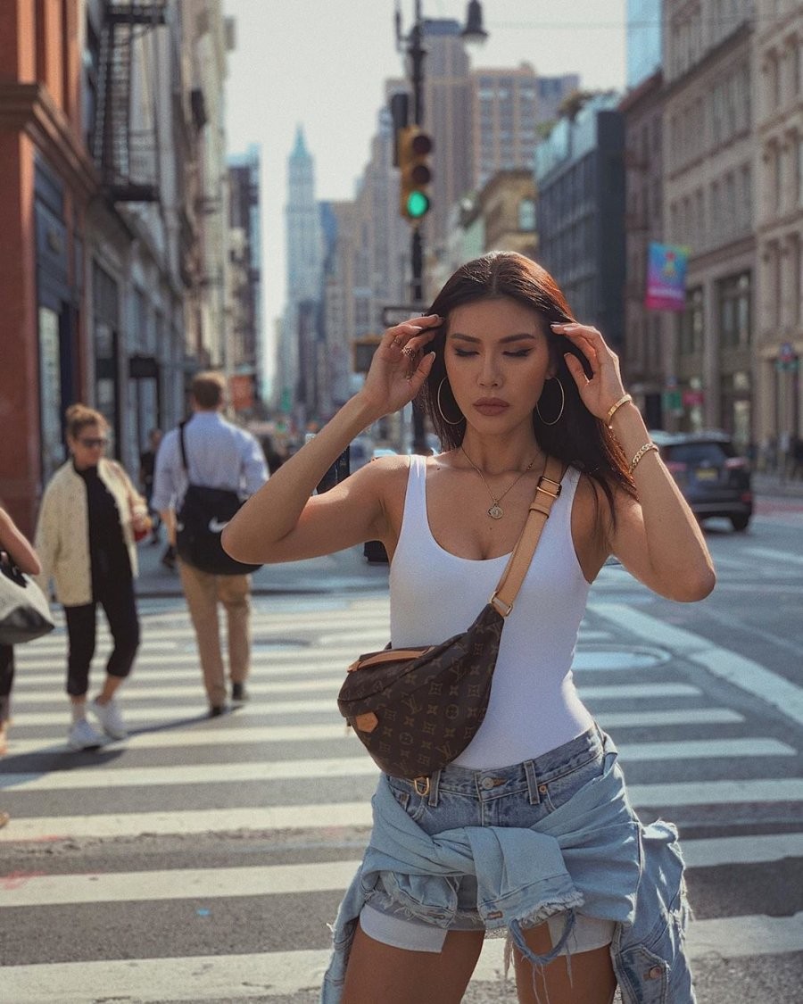 Không chỉ là món đồ tôn dáng, bodysuit còn mang đến cảm giác chỉn chu và thanh lịch. 