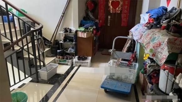 Sau một ngày dài, ai cũng muốn nằm thư giãn trên giường, có thể là với điện thoại, sách, đồ chơi hoặc thậm chí là ăn nhẹ.