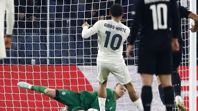 Morgan Gibbs-White đá hỏng 11m cho Nottingham.