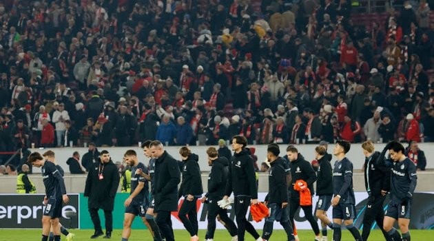 Thầy trò Van Pesie cúi đầu rời nước Đức.