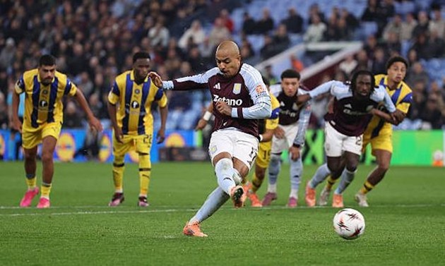 Donyell Malen ấn định chiến thắng cho Aston Villa.