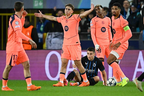 Hàng phòng ngự dâng cao của Barca đang phản tác dụng. 