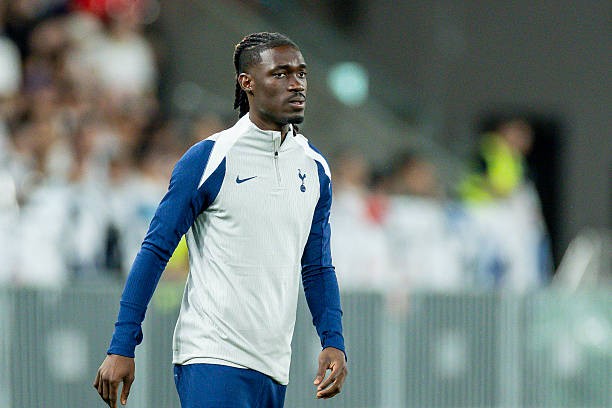 Tiền vệ Yves Bissouma của Tottenham Hotspur bị đối tượng lừa đảo rút khỏi tài khoản số tiền khoảng 800.000 bảng Anh.