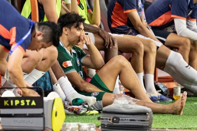 Tiến Dũng lên bàn phẫu thuật.