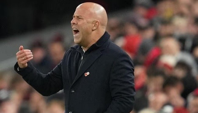 Slot chào đón Isak trở lại.