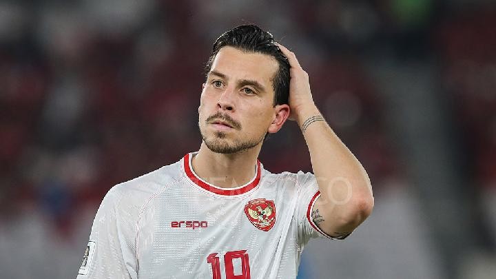 Thom Haye bị phạt vì phản ứng trọng tài.