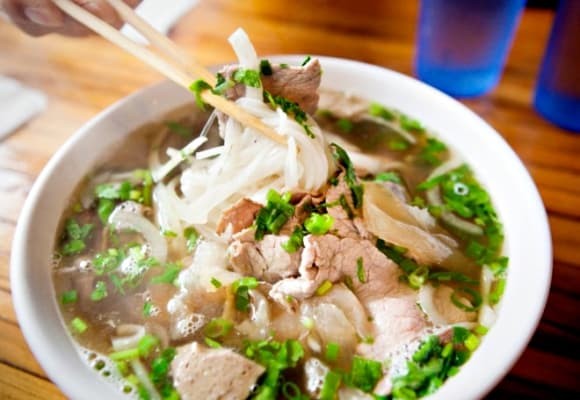 PGS.TS Nguyễn Trọng Hưng (Viện Dinh dưỡng Quốc gia) cũng nhấn mạnh, xôi, bún, mì gói chỉ là nguồn tinh bột cung cấp năng lượng và không thể đổ lỗi mọi vấn đề sức khỏe cho chúng. Yếu tố quan trọng là lượng ăn và cách ăn.

