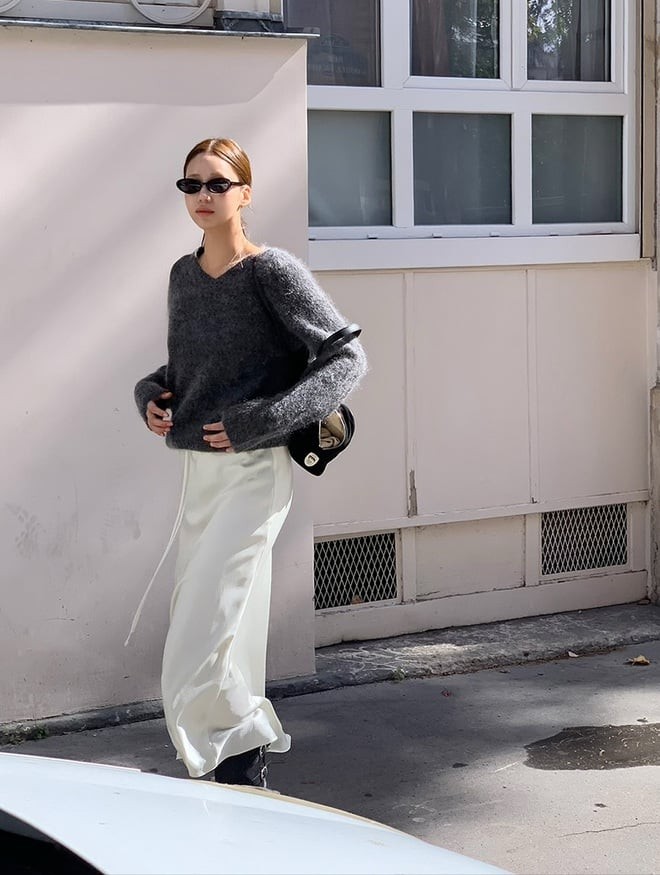 Thiết kế cổ chữ V nhẹ nhàng giúp phần cổ và vai trông thon gọn, tạo cảm giác cân đối cho vóc dáng.