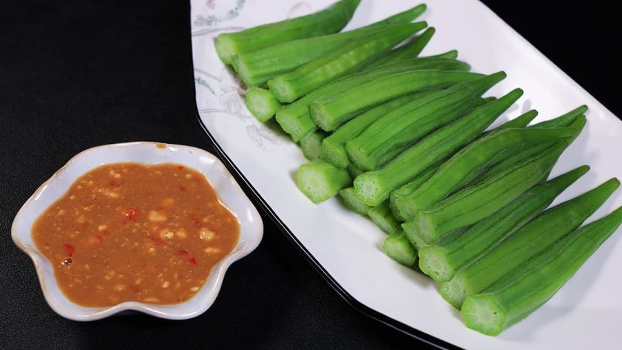 Bạn không nên cắt bỏ phần cuống của quả đậu bắp trước khi luộc. Làm như vậy sẽ tránh được tình trạng đậu bắp bị nhớt.