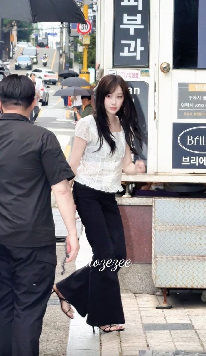 Phần ống quần loe nhẹ chạm sàn khi mix cùng giày mũi nhọn giúp đôi chân trông dài hơn và tỷ lệ cơ thể thêm hoàn hảo.