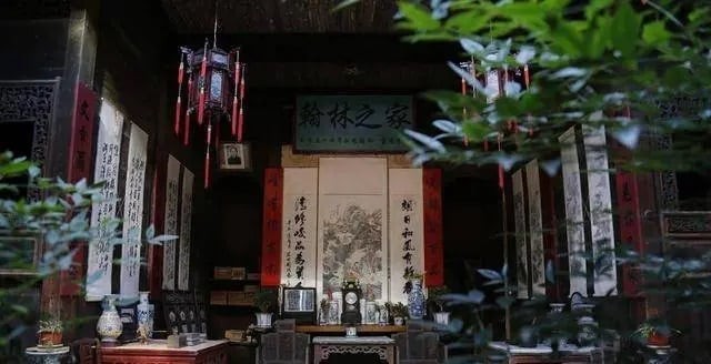 Một số loại cây như dâu tằm, cây lê theo quan niệm cổ truyền không nên trồng trước sân. 