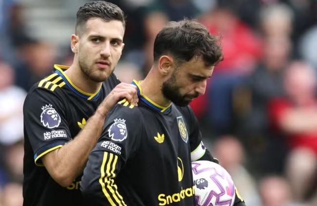 Man United thiếu sức công phá ở cánh.