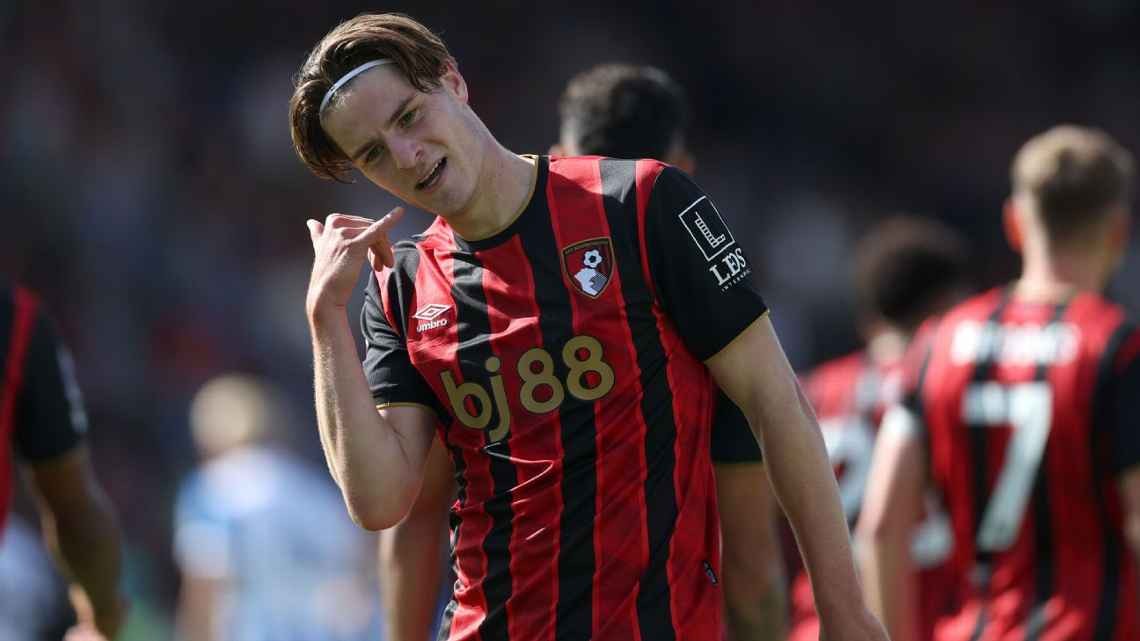 Alex Scott vừa được gọi lên tuyển Anh.