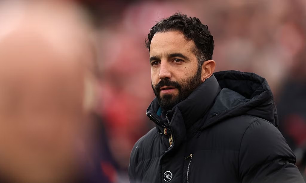 CĐV Manchester United không hài lòng với việc HLV Ruben Amorim bố trí Bryan Mbeumo thi đấu ở hành lang cánh trái.