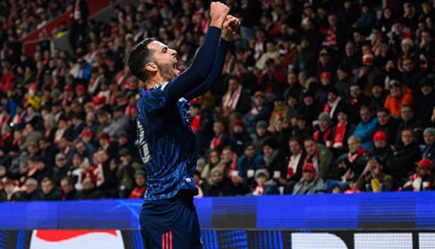 Merino tiếp tục đá trung phong