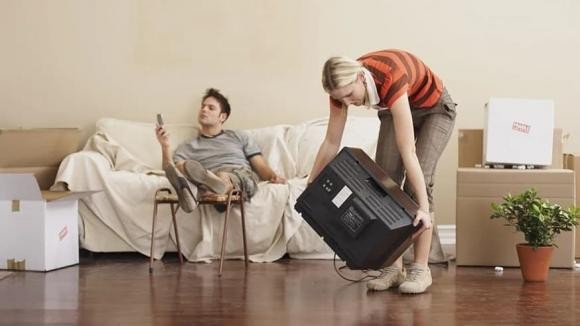 Khi người chồng không còn là điểm tựa, người vợ thường phải cáng đáng mọi việc từ kinh tế đến con cái, nhà cửa.