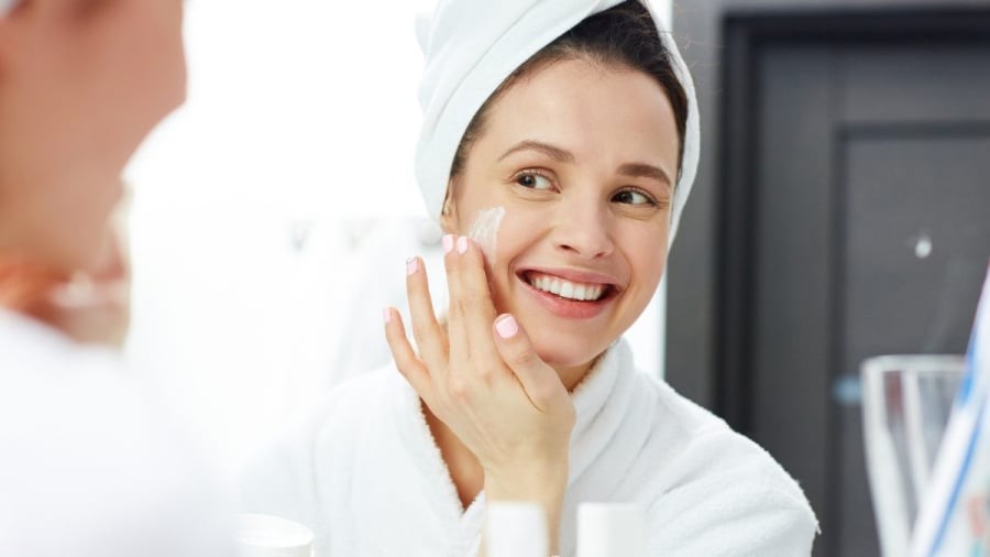 Thay vì chọn sản phẩm có mùi thơm nồng, hãy ưu tiên các loại “fragrance-free” hoặc “hypoallergenic” để tránh gây viêm da tiếp xúc