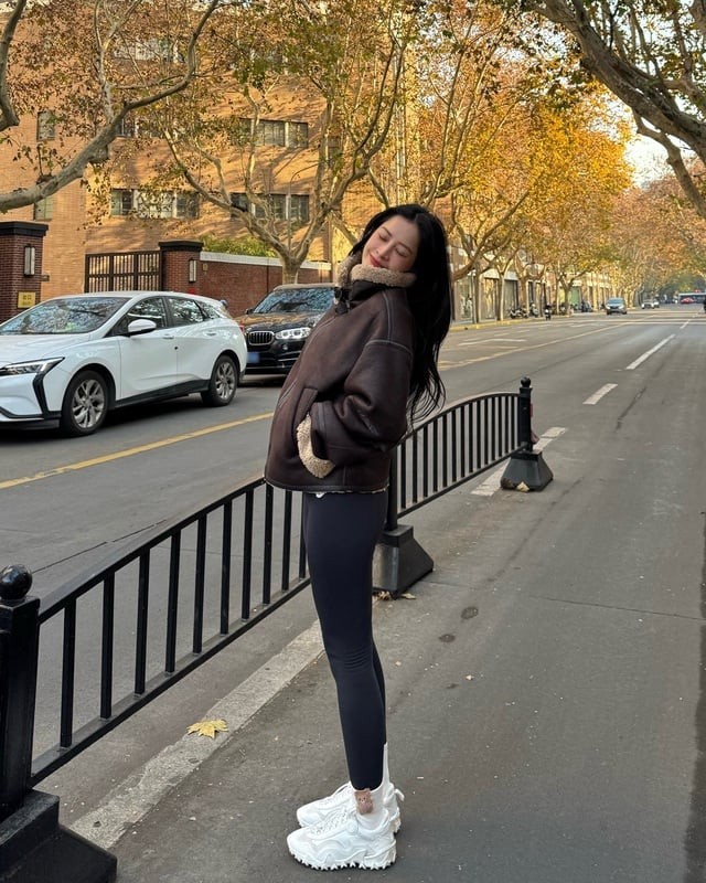 Chi Pu chọn quần legging dày dặn, ôm vừa phải, tạo đường nét thanh thoát cho đôi chân. 