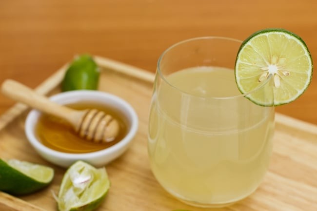 Một cốc nước ấm pha chanh và mật ong không chỉ giúp làm sạch đường ruột, loại bỏ độc tố mà còn thúc đẩy quá trình trao đổi chất