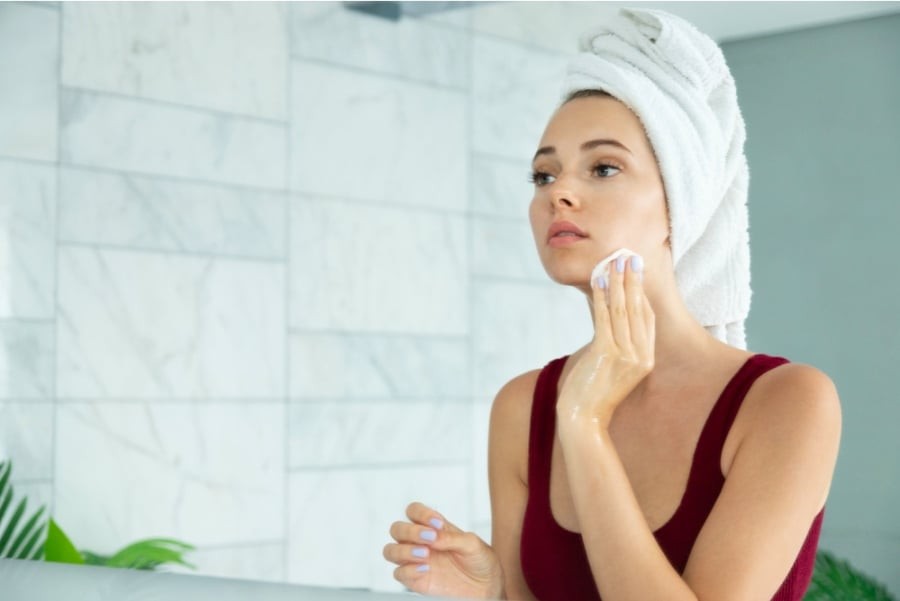 Việc nạp quá nhiều sắt có thể kích thích sản sinh các gốc tự do – những phân tử gây stress oxy hóa, từ đó thúc đẩy quá trình lão hóa, làm da xỉn màu và mất độ đàn hồi.