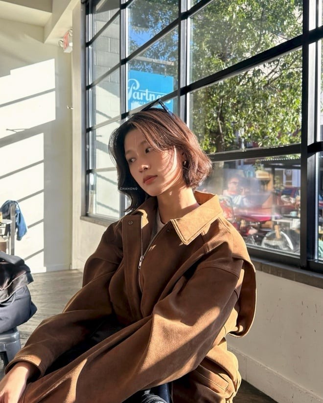 Một ưu điểm khác là tóc bob có thể dễ dàng kết hợp với mọi trang phục, từ đơn giản đến sang trọng, phù hợp cho cả môi trường công sở lẫn những buổi dạo phố.