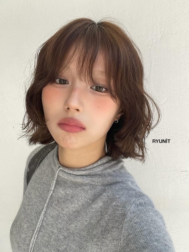 Nếu bạn yêu thích vẻ quyến rũ, tóc ngắn xoăn chính là kiểu tóc đáng thử