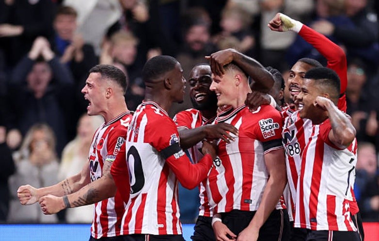 Sunderland bất ngờ mở tỷ số trước Arsenal.