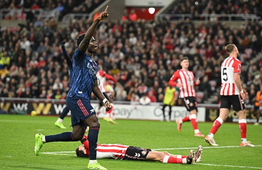 Saka quân bình tỷ số cho Arsenal.